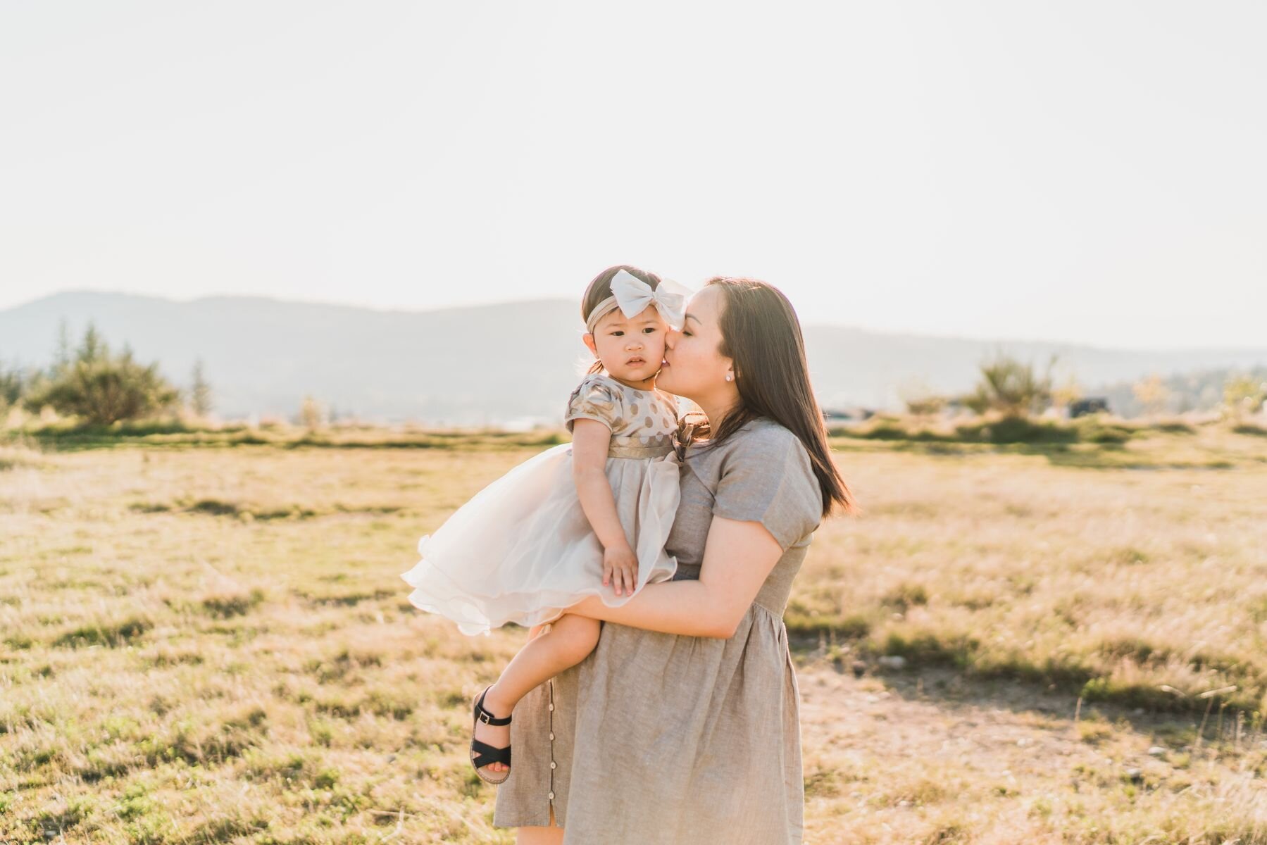 Seattle family photographer - mom loving on her girl