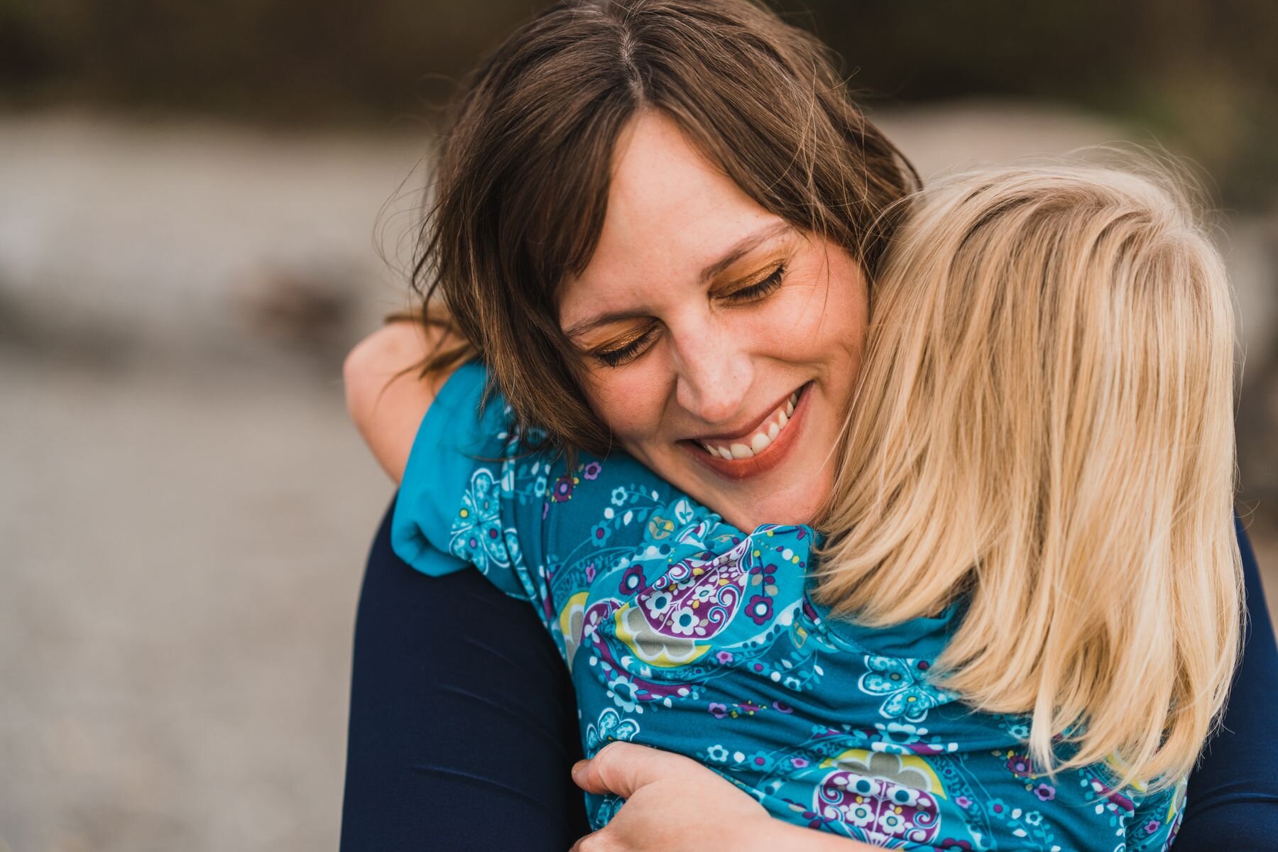 mom and daughter tender moment {Sammamish Family photographer}