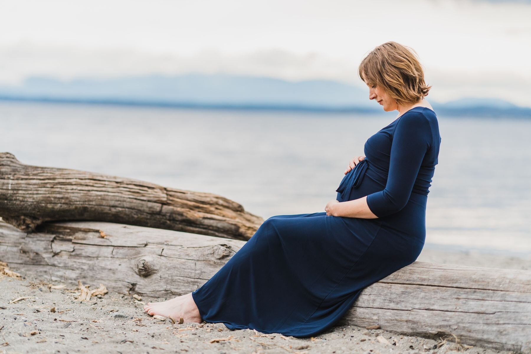 Seattle beach maternity session expecting mom - Sammamish Family photographer