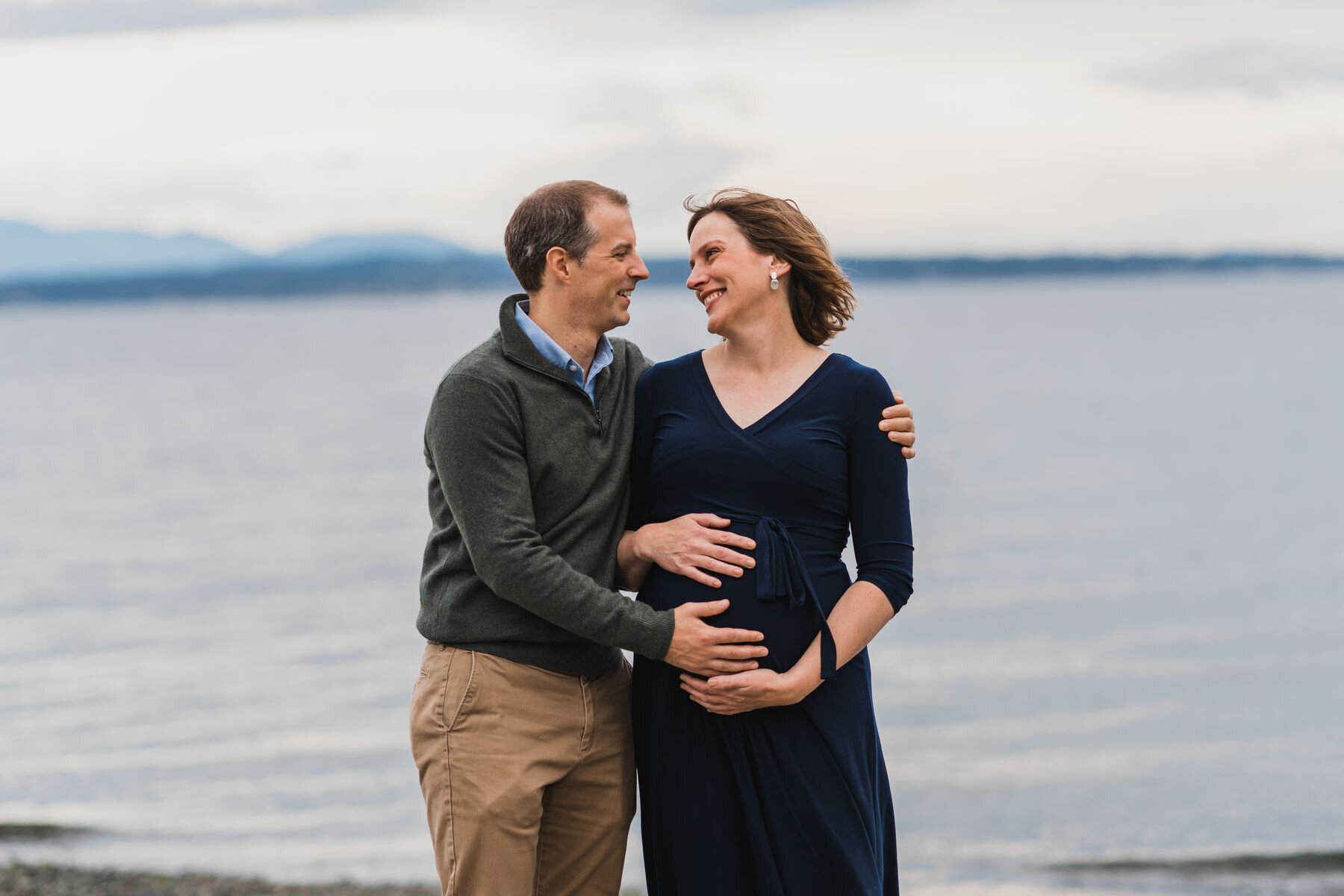 Seattle husband and expecting mom Sammamish family photographer