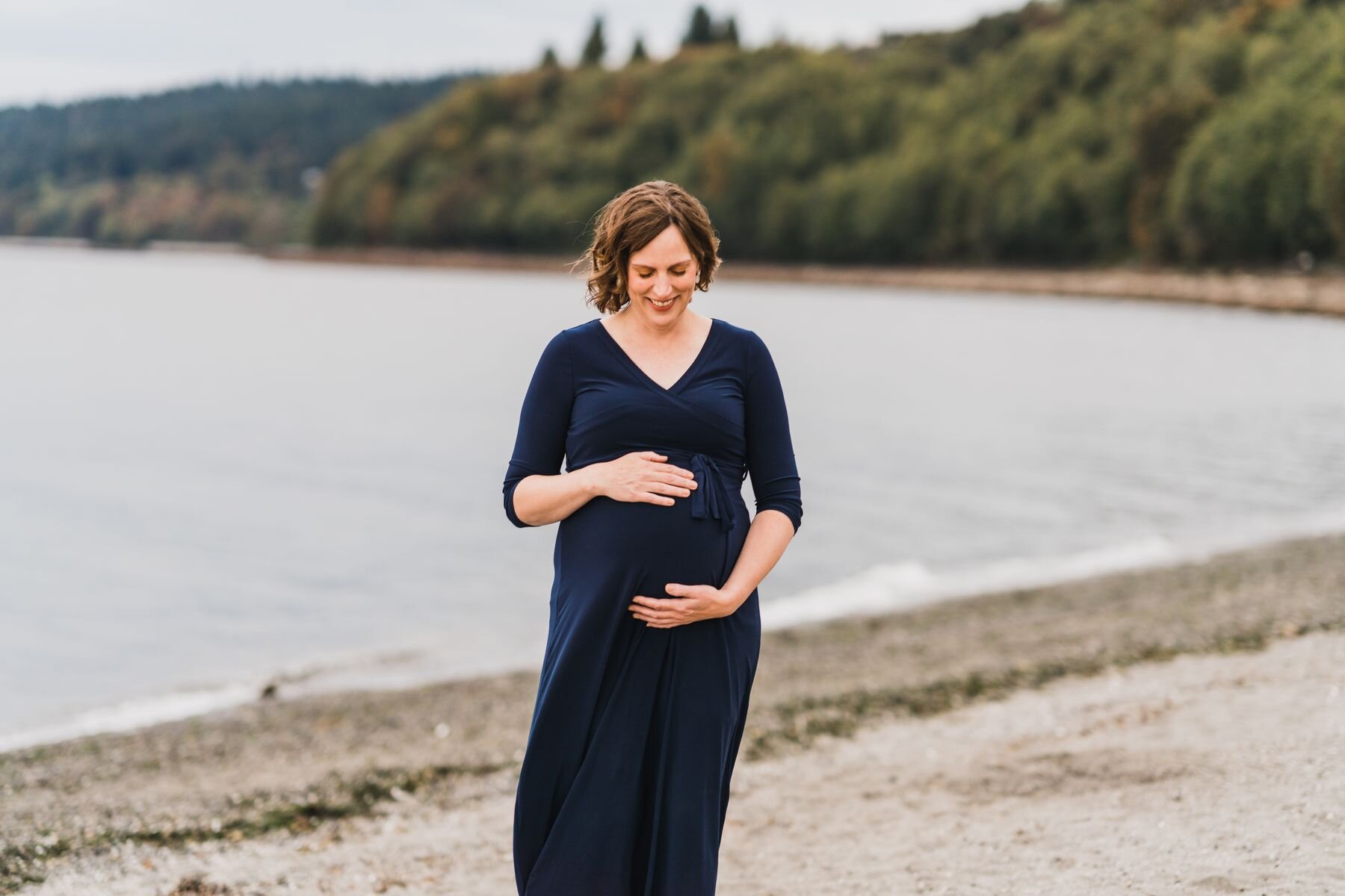 Seattle expecting mom at beach photo session Sammamish family photographer