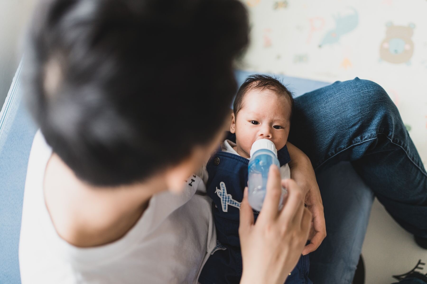 Issaquah in-home newborn photographer dad feeding baby