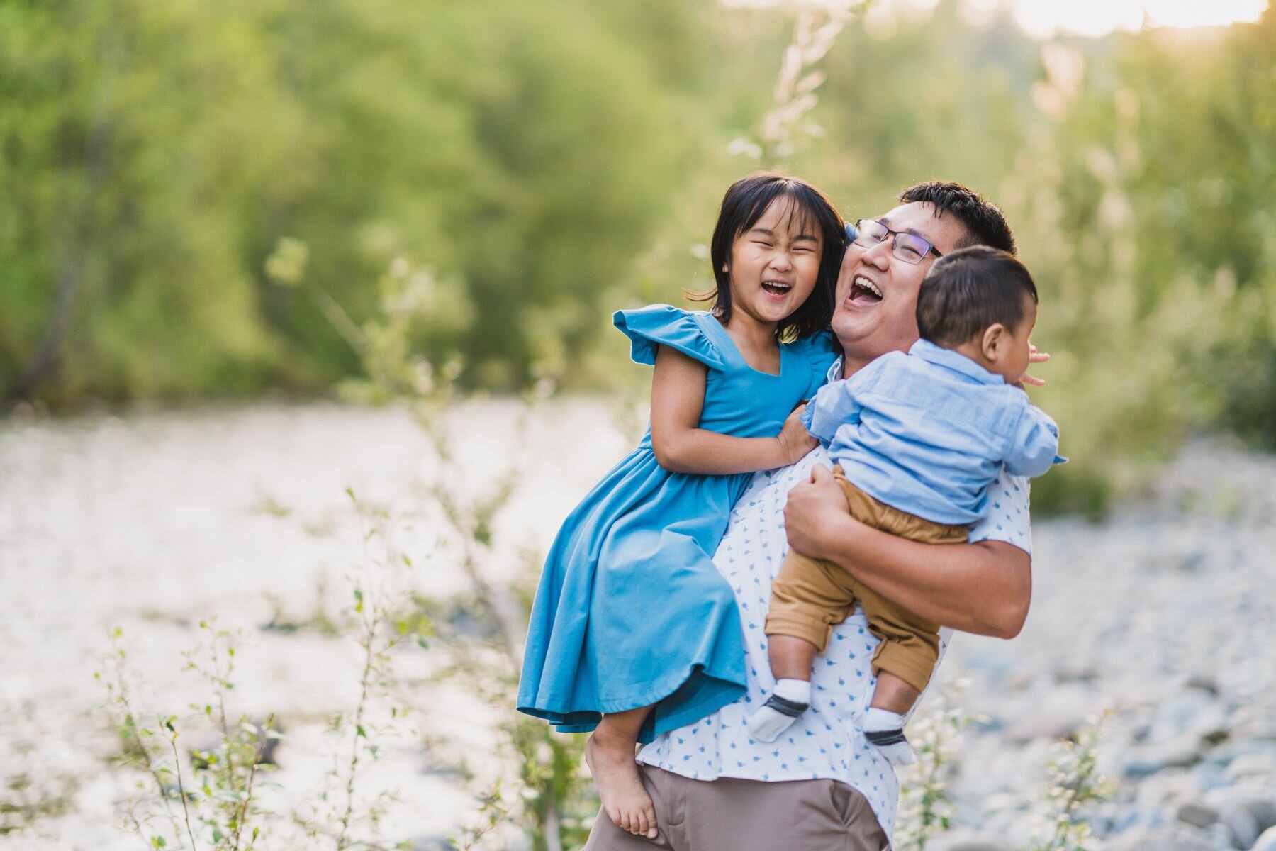 Issaquah summer photo session dad hugging both kids